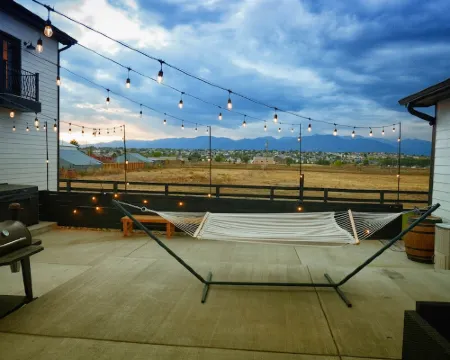 ♥︎Romantic Retreat♥︎Boutique Apt/Hot tub/Fire Pit Hotels in Fountain