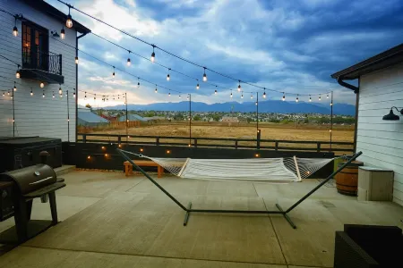 ♥︎Romantic Retreat♥︎Boutique Apt/Hot tub/Fire Pit