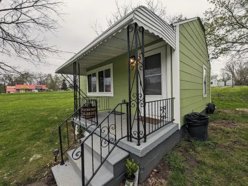 Sleek and Central Small Home ~ Close to everything