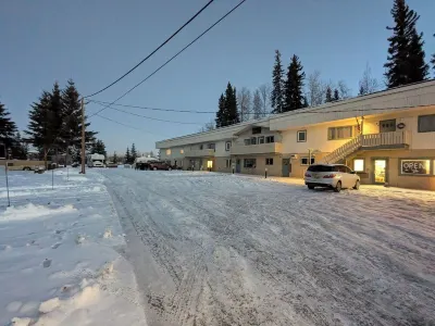 Minutes from the Airport. Free WiFi & parking! Onsite laundromat & food market. โรงแรมใน