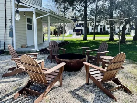 Spacious Farmhouse in Douglas; Walk to Downtown, Waterfront & Saugatuck! Отели в г. Дуглас