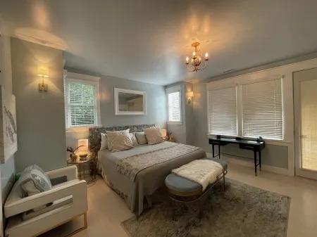 Renovated Luxury home Sumner’s Crescent Walk to Mikes Bites, E. Beach & Shoal’s