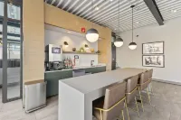 "Faith of Evanston" 180°view, 2BDR +2Bath Urban luxury