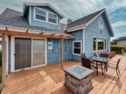 OCEANFRONT Sunset Cabin with stunning ocean views & staircase to the beach! Hotels in Harbor