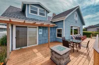 OCEANFRONT Sunset Cabin with stunning ocean views & staircase to the beach!