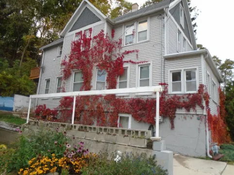 Lower flat steps from the lake and downtown