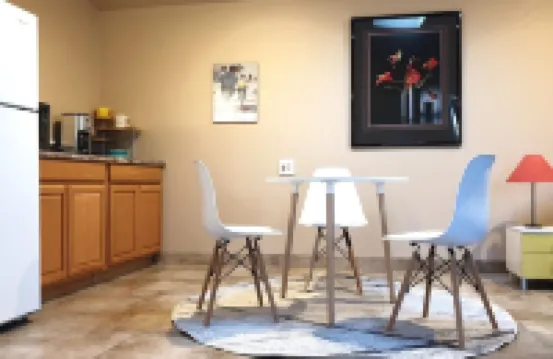 Large Private Oasis with Yard Space, Minutes to Downtown