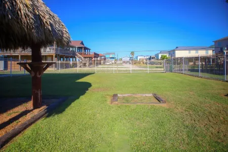 Steps to the Beach+Pool Table+2 King Beds+Sleeps 12+ Backyard
