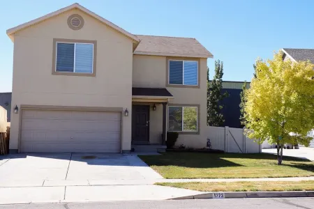 Recently Renovated, great location, close to freeway, lakes, slopes, and more.