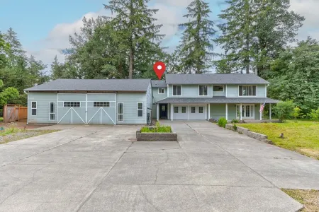 Private, Spacious Riverfront Guest House  2‑ Retreat with Views & BBQ Deck