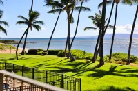 Oceanfront, Split A/C, incredible sunsets, king bed, remodeled October 2023 - พร้อมWifi
