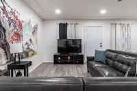 The University-2 bed/2bath-straightshot to Tech