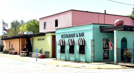 Cozy cottage in peaceful, rural setting, 15min away from public beach on lake Отели в г. Cherokee County