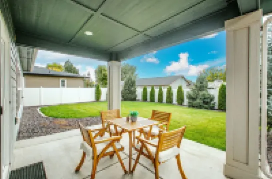 2 Adjacent Modern Homes - Sleep 16-20 - Near Shops, Dining, Parks, Entertainment