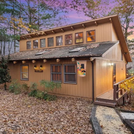 Cozy 4-bedroom cabin with jacuzzi hot tub. Overlooking ski /mnt bike slopes.