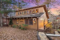 Cozy 4-bedroom cabin with jacuzzi hot tub. Overlooking ski /mnt bike slopes. - 4-Star