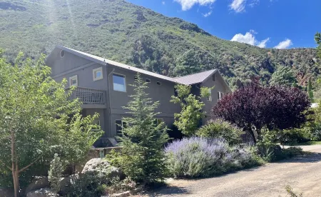 Sedona/Oak Creek Canyon Retreat—Fantastic location & scenic canyon views! Отели рядом с достопримечательностью «Парк штата Слайд Рок»