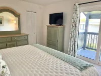 NEW! Updated, Peaceful Retreat - 5 Minute Walk To The Sparkling Ocean!