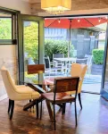 Quiet  Mid- Century Charmer Near Seattle Airport
