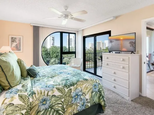 Stunning 2BD/2Bath Condo- Steps from beach, restaurants & shopping!