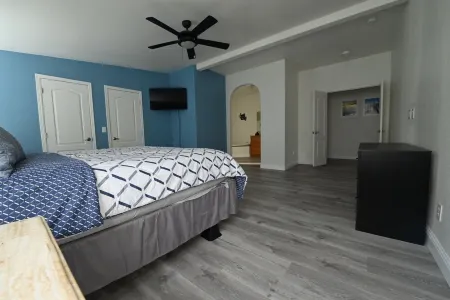 Spacious Riverhouse with private park/boat ramp