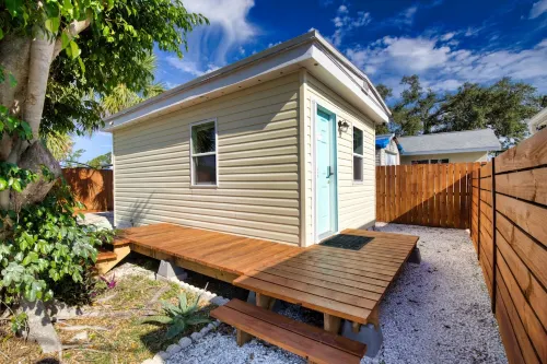 Cozy Cottage  - Minutes from Beaches and Historic Dearborn St!