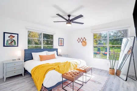 Family Fun on Guadalupe River w/ kayaks, grill and dock! Minutes from Downtown