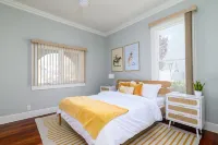 Modern Victorian Home Walking Distance To Ventura Pier and Downtown Restaurants