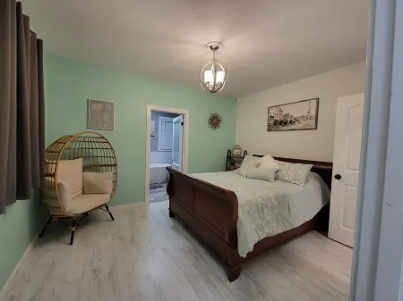 Cottage By The Park Home of The Big Things