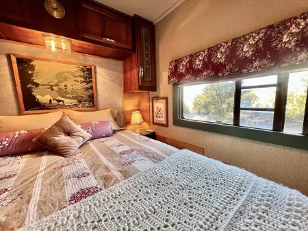 Pet friendly vintage camper turned tiny house with fenced yard near Sedona!