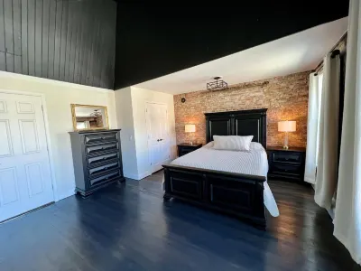 Historic Skylight Studio - 1 Bedroom Apartment