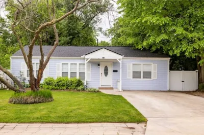 Apache Retreat- 1 mile to OU Campus with Fire Pit のホテル