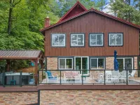 Beautiful Lake House on Belleau 100 ft of Waterfront! Kayaks, Jacuzzi 3100 sqft! Hotels in Wakefield