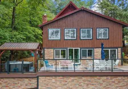 Beautiful Lake House on Belleau 100 ft of Waterfront! Kayaks, Jacuzzi 3100 sqft! Отели в г. Уэйкфилд