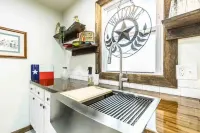 Lone Star Suite: Rustic Luxe, 2 King Beds, Fireplace, Full Kitchen, courtyard