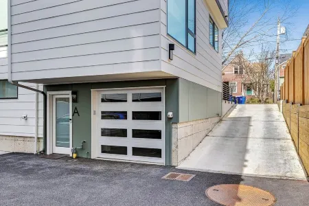 Downtown Ballard View Home Walk to Bars & Shops Отели рядом с достопримечательностью «Sakya Monastery of Tibetan Buddhism»