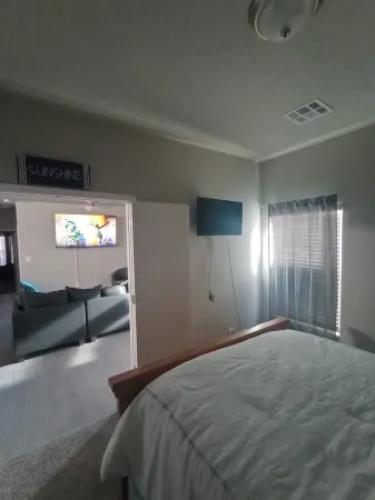 New clean safe place to stay  25 minutes from Albuquerque. Отели в г. Валенсия