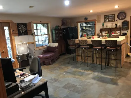 Secluded beautiful home (rental of half of our home) 12 miles from Marquette, MI Отели в г. Негауни