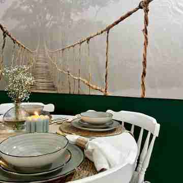 Luxury TROPICAL 2 bedroom apartment in resort 4 pools - 5 mins to CBD/airport Dining/Meeting Rooms