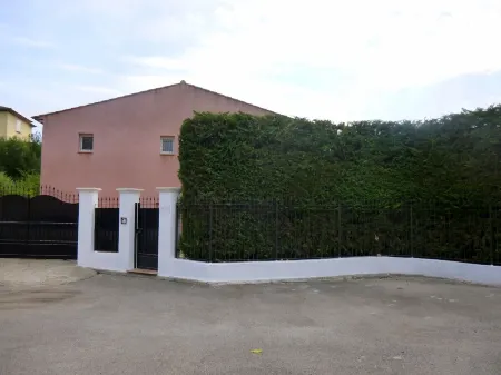 Air-conditioned apartment with large terrace on property with swimming pool