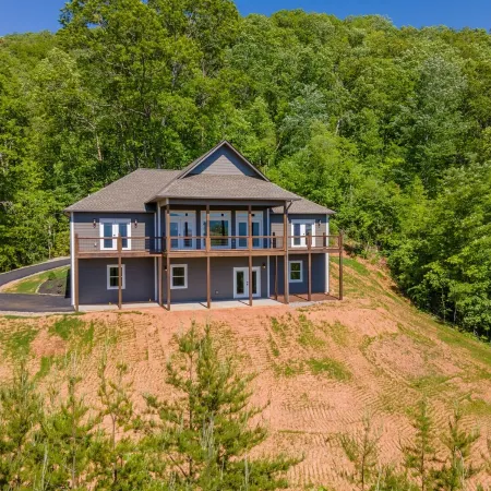 Butterfly Mountain Cabin for 8 w/amazing view+wifi, 3 bdrm, 3.5 bath, & firepit