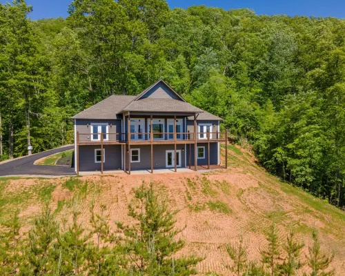 Butterfly Mountain Cabin for 8 w/amazing view+wifi, 3 bdrm, 3.5 bath, & firepit Hotels in Cowee
