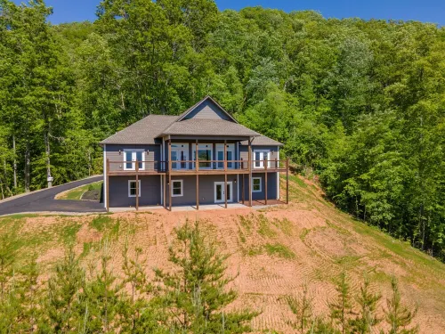 Butterfly Mountain Cabin for 8 w/amazing view+wifi, 3 bdrm, 3.5 bath, & firepit