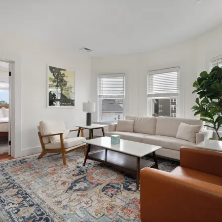 Urban Retreat: Bright, Stylish Top-Floor Apartment Near Universities & Dining