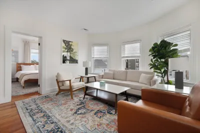 Urban Retreat: Bright, Stylish Top-Floor Apartment Near Universities & Dining فنادق في 