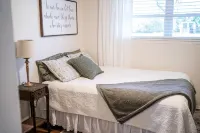 Family friendly w/ huge yard 15 min from ATT stadium Stockyards, airport