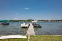 Beautiful 6 bedroom lake house with pontoon available for rent