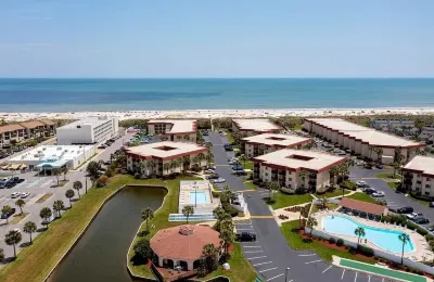 Beachfront Retreat – Stylish Upgrades, Pools & Steps to Private Ocean Access St. 존스 카운티 오션 피어 & 코츠 공원 주변 호텔