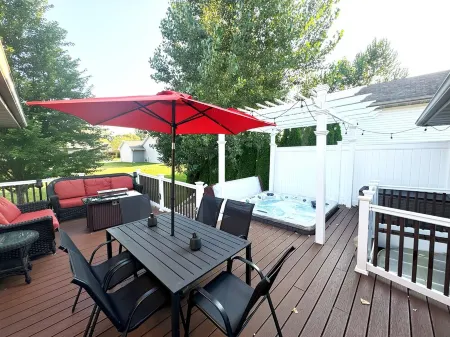 Hot tub - 4 Bedroom - 3.5 Bathrooms - Perfect Location