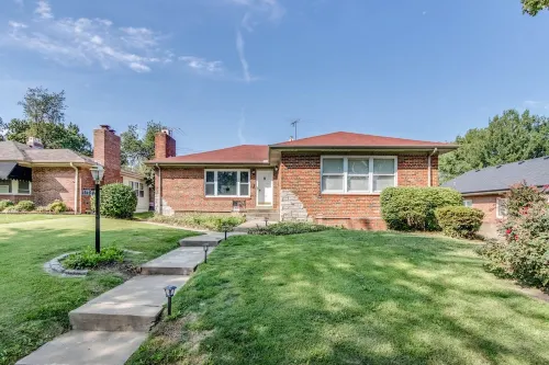 Spacious | Quiet | 1 bedroom duplex w free parking!